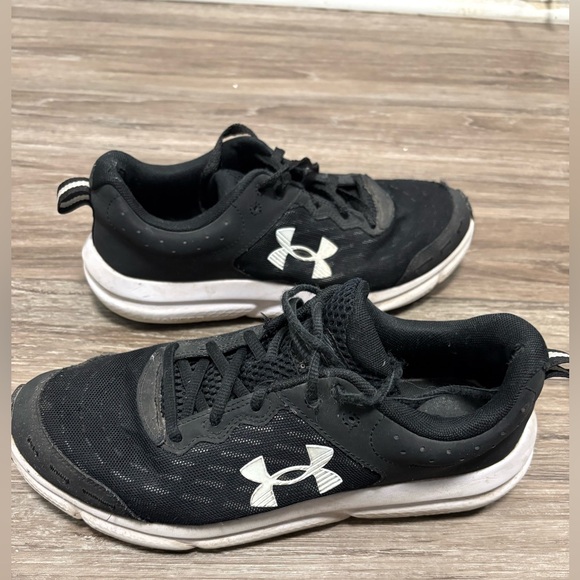 Under Armour Other - Under Armour Charged Assert 10
Men’s Black/White Used (Size 9.5-Regular)